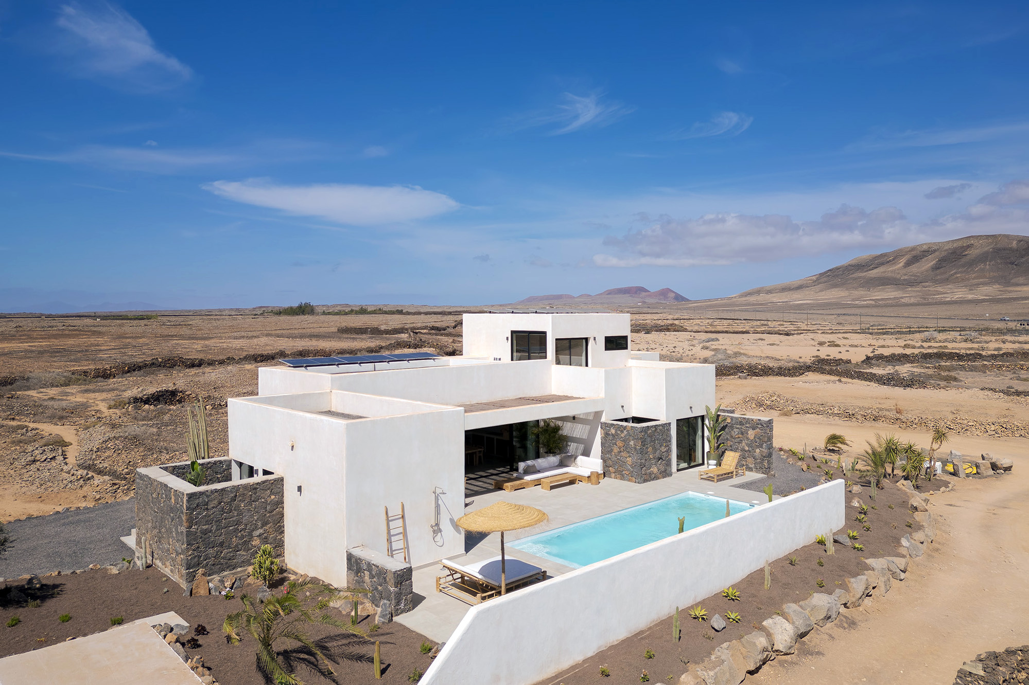 Villa Victorina with pool and Fuerteventura mountain landscape
